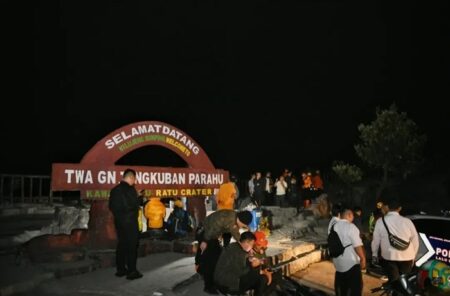 BPBD Dibantu TNI-Polri dan Masyarakat Padamkan Api di Hutan Gunung Tangkuban Parahu