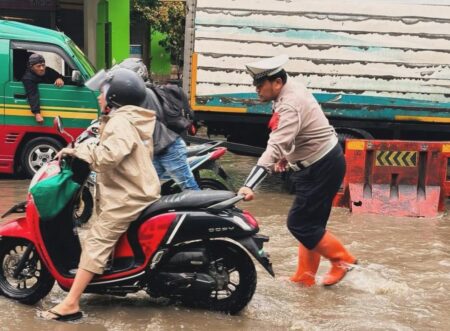 Diguyur Hujan Deras Semalaman, Dayeuhkolot Kembali Terendam Banjir