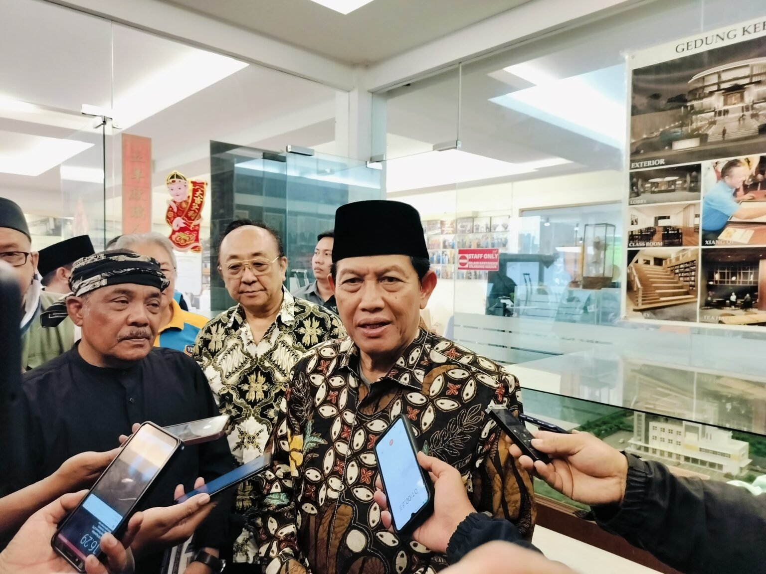 Acep Adang Mulai Kampanye Pilgub Jabar dengan Kunjungan ke Warga Tionghoa