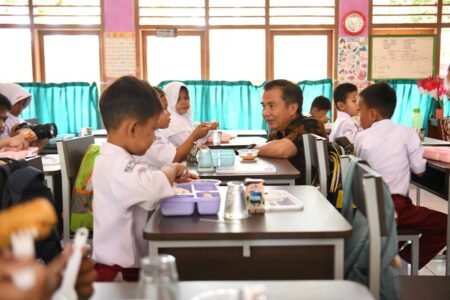 Bey Tinjau Uji Coba Program Makan Siang Bergizi di SDN Pamoyanan 2 Sumedang