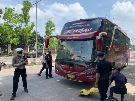 Ganggu Kenyamanan Warga, Bus Telolet di Gedebage Bandung Dirazia Tim Gabungan