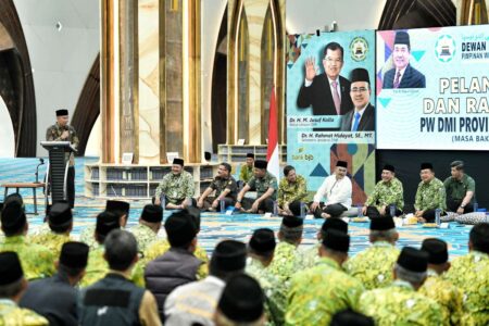 Pelantikan DMI Jabar, Bey Dorong Peran Masjid dalam Pemberdayaan Umat