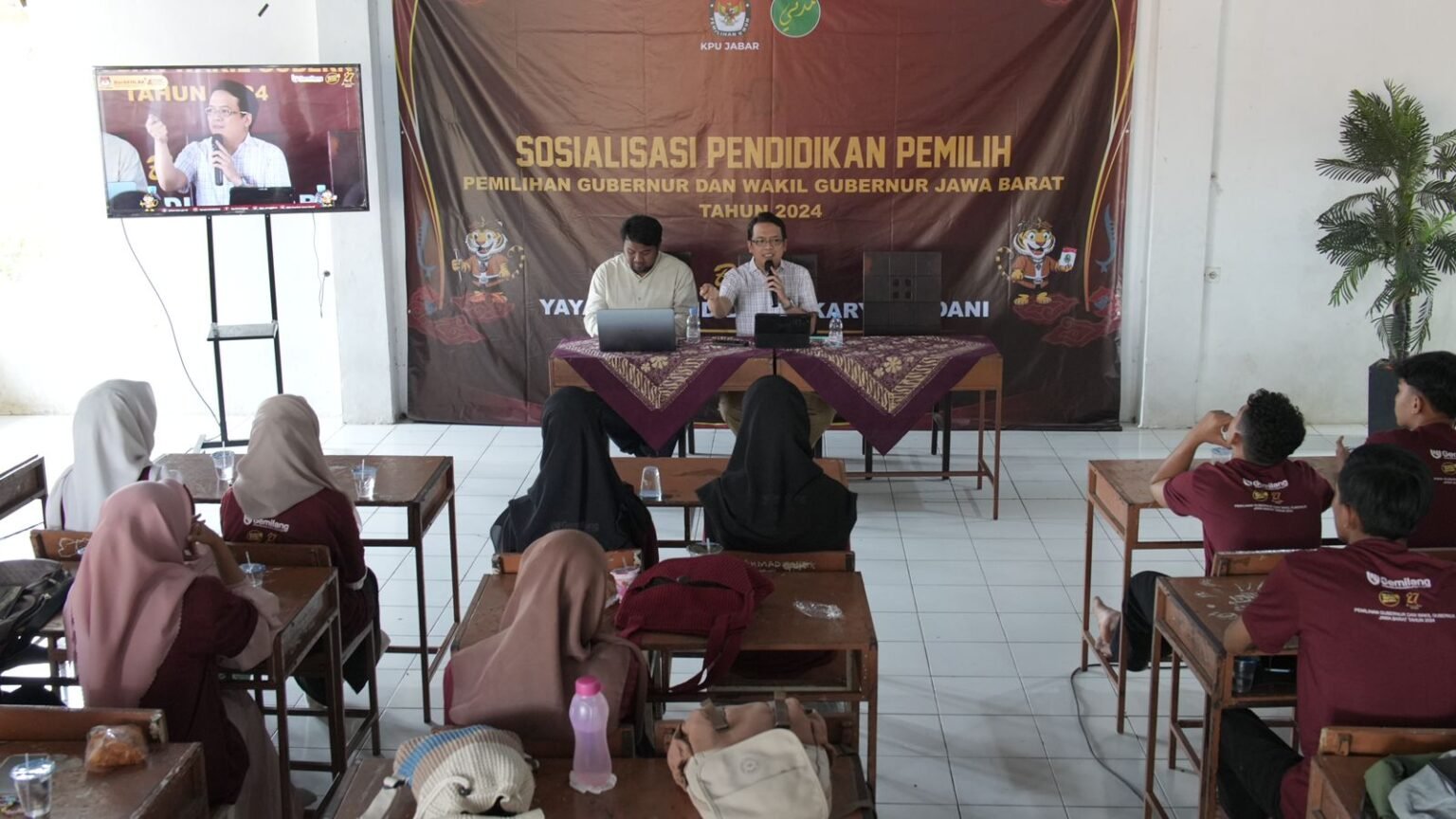 Santri Karya Madani Dilatih Jadi Pemilih Cerdas dalam Sosialisasi Pilkada Jabar 2024