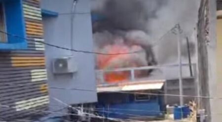 Api Membumbung Tinggi, Hanguskan Bangunan Rumah di Sekelimus Utara Batununggal Siang Ini