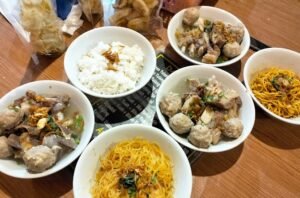Dijamin Kenyang, Kuliner Bakso di Bandung Ini Disajikan dengan Nasi