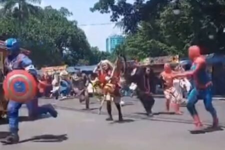 Viral Super Hero Ngibrit Dikejar Satpol PP di Bandung, Ternyata Lagi Syuting
