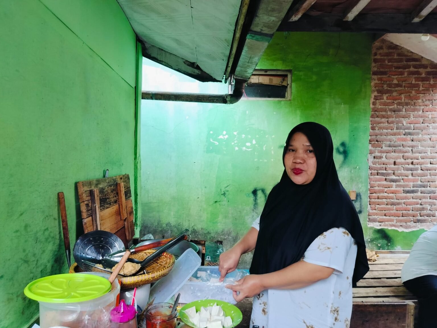 Berkat Program Pinjaman Dana Bergulir Bupati Bandung, Cumiati Bisa Buka Lapangan Pekerjaan