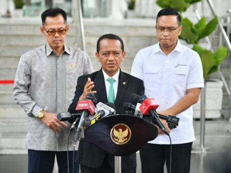 Menteri Energi dan Sumber Daya Mineral (ESDM), Bahlil Lahadalia saar konferensi pers.