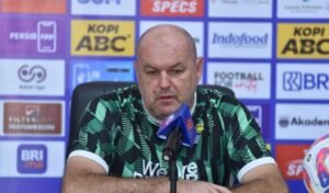 Bojan Hodak Kecewa Laga Persib vs Persebaya Tanpa Kehadiran Bobotoh