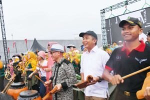 Bey Machmudin Mainkan Genteng sebagai Alat Musik dalam Riksa Budaya Jabar 2024