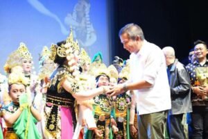 Bey Machmudin Apresiasi Pertunjukan Drama Tari 80 Tahun Indrawati Lukman di Bandung