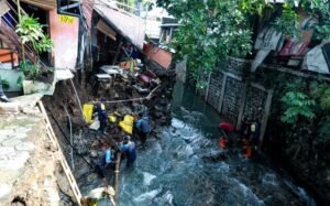 Kirmir Sungai Citepus Ambruk, Pj Wali Kota Bandung Pastikan Tak Ada Korban Jiwa