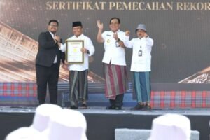 Jabar Pecahkan Rekor MURI dengan Pemakaian Sarung Tenun oleh 44.175 ASN