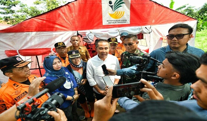 Tinjau Banjir di Kabupaten Bandung, Bey Pastikan Bantuan Sudah Disalurkan