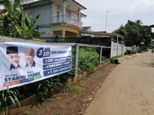 Spanduk Syaikhu-Ilham Bertebaran Jelang Debat Pamungkas, Merata di Pelosok Desa