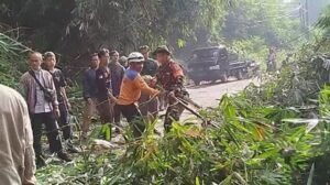 Sempat Tertutup Longsor, Jalan Cadas Pangeran Sumedang Sudah Bisa Dilintasi Kendaraan
