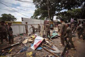 Masuk Zona Merah, Satpol PP Bongkar Bangunan Liar di Jalan Ibrahim Adjie Bandung