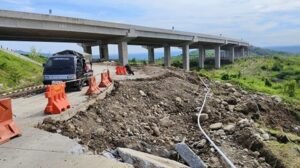 Jalan Conggeang-Ujungjaya Sumedang Ambles, Warga Diimbau Berhati-hati