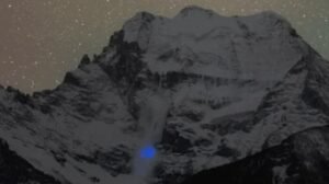 Fotografer China Potret Fenomena Alam Langka, Cahaya Biru Muncul di Longsoran Salju
