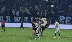 Rekor 19 Pertandingan Tak Terkalahkan, Persib Amankan Kemenangan atas Persita 3-1