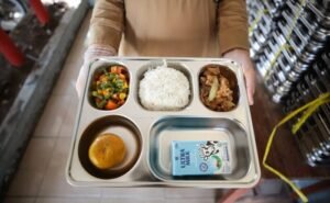 Viral! Siswa Dayeuhkolot Kembalikan Makan Bergizi Gratis, Diduga Basi Penampilan makanan bergizi gratis dari program MBG.