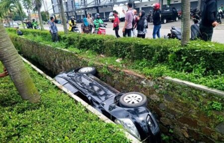 Sopir Fokus Lihat Google Maps, Mobil Nyungsep ke Parit di Bandung