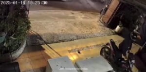 Terekam CCTV, Pelaku Todongkan Senjata Api saat Kepergok Curi Motor di Arcamanik
