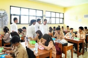Bey Senang Lihat Antusias Siswa di Sukabumi Santap Makan Bergizi Gratis