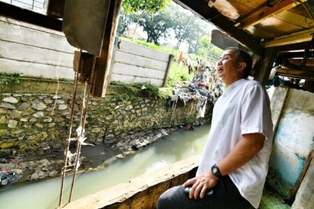 Tinjau Dampak Banjir di Arjuna Bandung, Bey Soroti Buruknya Pengelolaan Bangunan