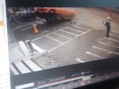 Sedan ‘Terbang’ Mahasiswa Unpad Tabrak Tukang Parkir hingga Tewas