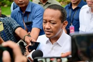 Foto Menteri ESDM Bahlil Lahadalia diwawancara wartawan.