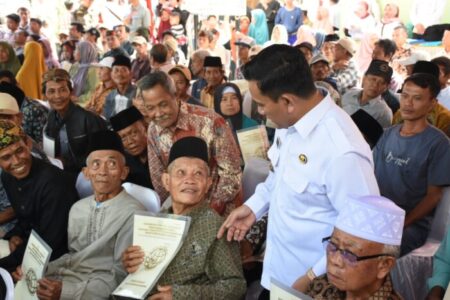 Pemkab Majalengka Serahkan 1641 Sertifikat Tanah, Dedi Supandi Fokuskan Pembinaan Ekonomi Kerakyatan