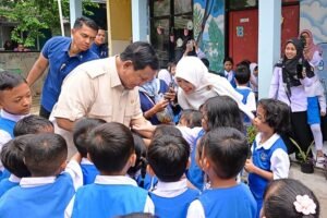 Sorak Sorai Siswa Sambut Prabowo saat Pelaksanaan Makan Bergizi Gratis