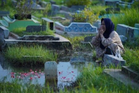 Jelang Ramadhan, Peziarah TPU Semper Obati Kangen di Tengah Genangan Air