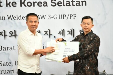 Pj Gubernur Jabar Lepas 14 PMI Terlatih Pengelasan ke Korea Selatan