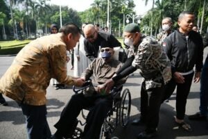 Bey Machmudin Sambut Hangat Keluarga Mantan Gubernur Jabar Danny Setiawan di Gedung Pakuan