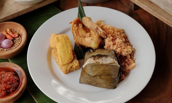 Imah Djoglo: Tempat Munggahan Asyik di Bandung