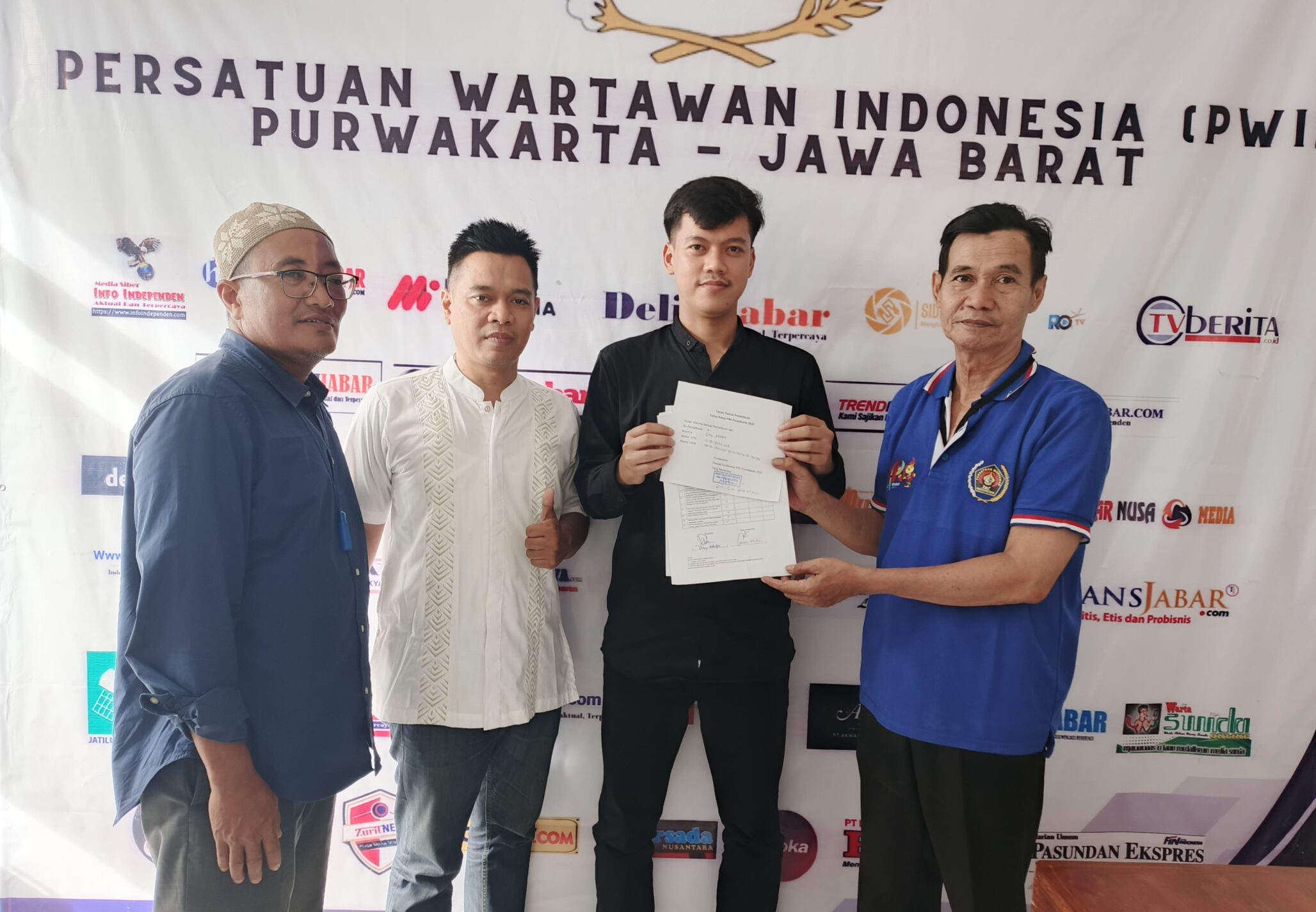 Diky Julkifli Serahkan Berkas Pencalonan Ketua PWI Purwakarta