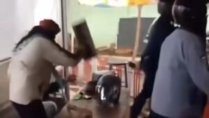 sweeping warung