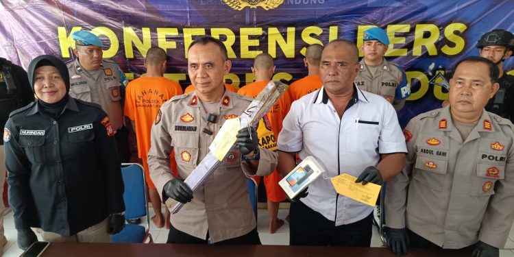 Salah Sasaran, Penumpang Bus Dikeroyok dan Dirampok Empat Pemuda di Bandung