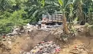 Viral! Mobil Bak Terekam Buang Sampah ke Kali Bekasi