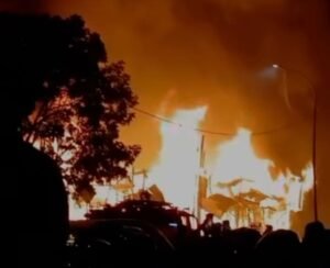 Detik-detik Kebakaran di Sukahaji, Deretan Kios Kayu Ludes Dilalap Si Jago Merah