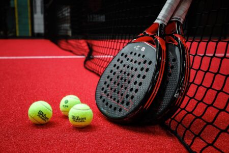 Ingin Coba Padel? Berikut 3 Lapangan Terbaik di Bandung llustrasi olahraga padel yang sedang booming di Indonesia.