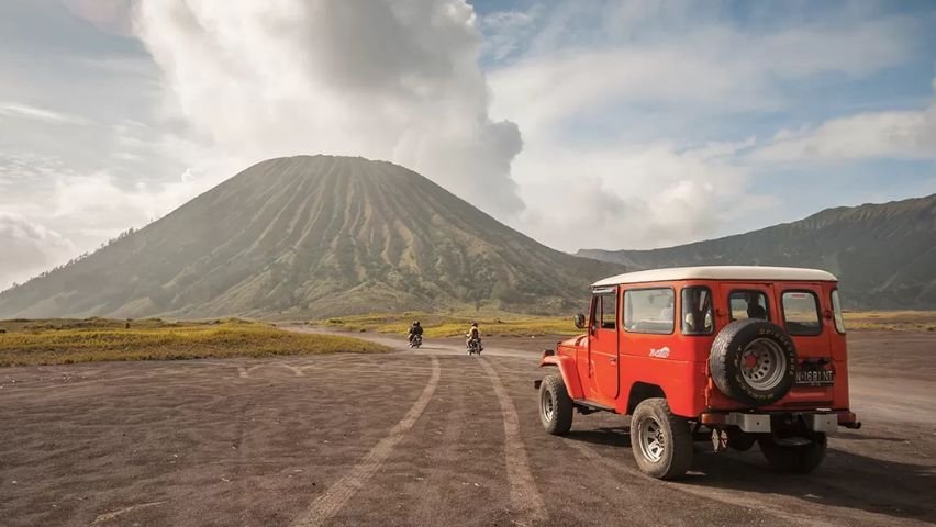 Jip Wisata Masuk Jurang di Jalur Bromo, Dua Warga Bandung Jadi Korban