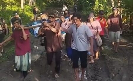 Pilu, Ibu Hamil di Pelosok Cianjur Ditandu 3 Km Lewati Jalan Berlumpur demi Melahirkan