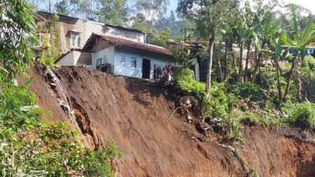 Longsor di Lembang, Enam Warga Luka dan Puluhan Mengungsi: Tebing Setinggi 25 Meter Runtuh Longsor Lembang