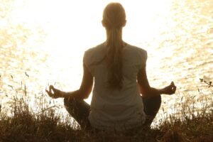 Seorang pria sedang meditasi di alam terbuka pada hari Jumat Legi untuk memperkuat energi spiritual dan meningkatkan keseimbangan batin menurut kepercayaan Primbon Jawa.