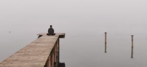 Seorang pria melakukan meditasi pada hari Jumat Pahing sebagai bentuk ritual untuk memperkuat energi spiritual sesuai ajaran Primbon Jawa.