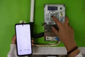 Kabar Baik! Tagihan Listrik Agustus 2026 Tidak Bertambah, Cek Tarif PLN Terbaru Semua Golongan ilustrasi, warga tengah mengisi token listrik PLN.