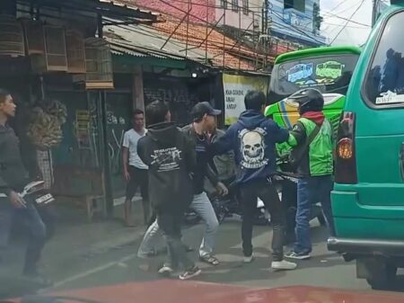 Salah Paham di Jalan, Ojol dan Opang Terlibat Adu Jotos di Cicaheum Bandung